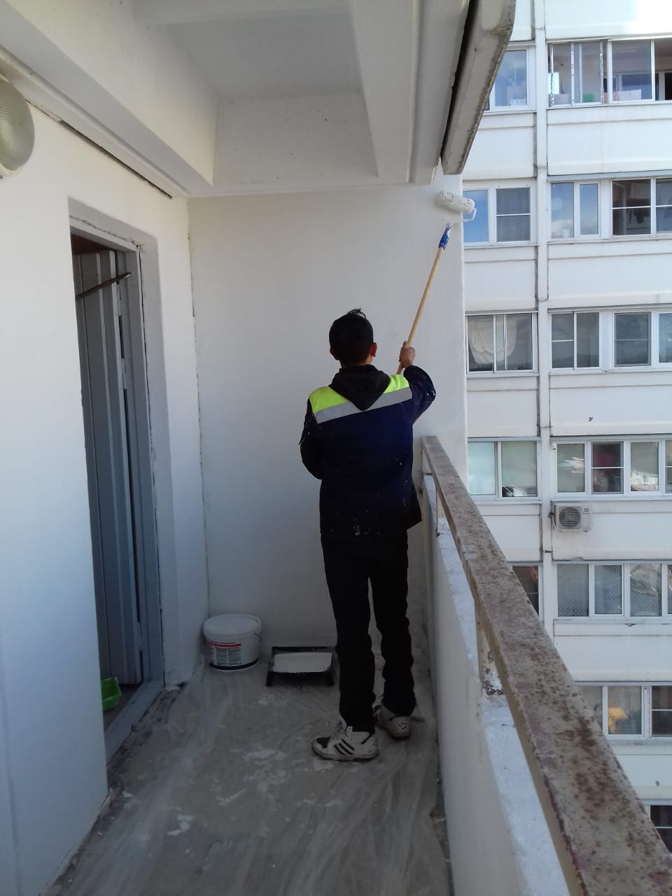 Уважаемые жители, ведутся работы по покраске переходных балконов в многоквартирном доме, расположенном по адресу: п. Развилка, д.48, подъезд №2.
